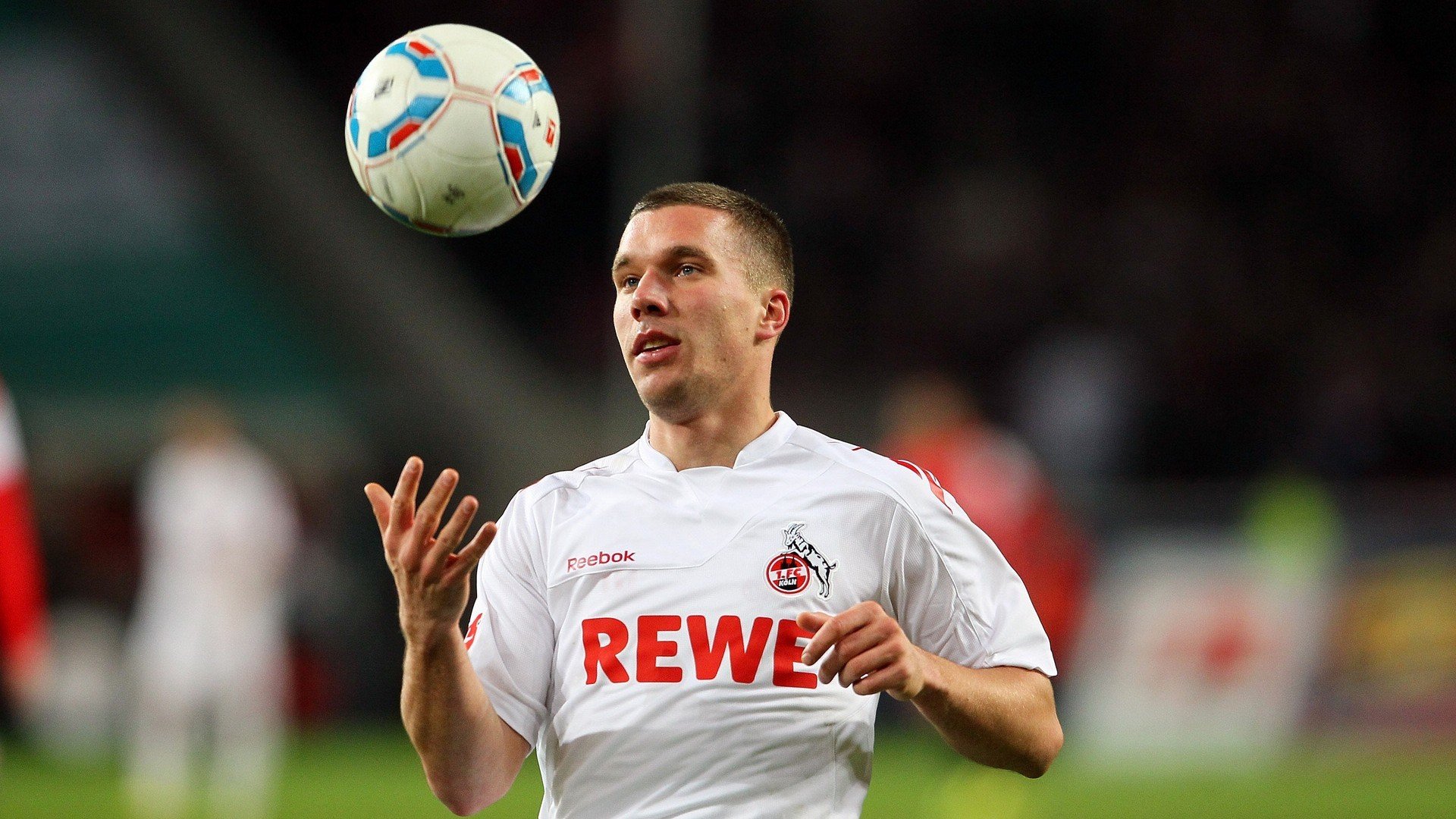 莱万多夫斯基迎来七赛季出色发挥，公牛观众热烈欢呼！气势如虹延续